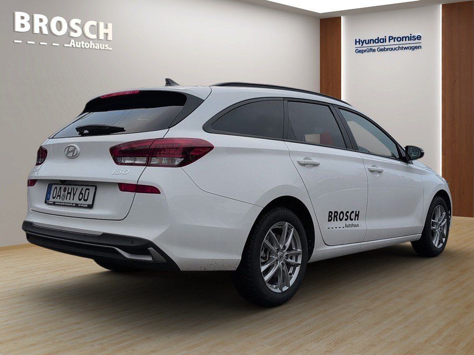 Fahrzeugabbildung Hyundai i30 KOMBI 1.0T AT ADVANTAGE QI+NAVI+2xSHZ+KAMERA