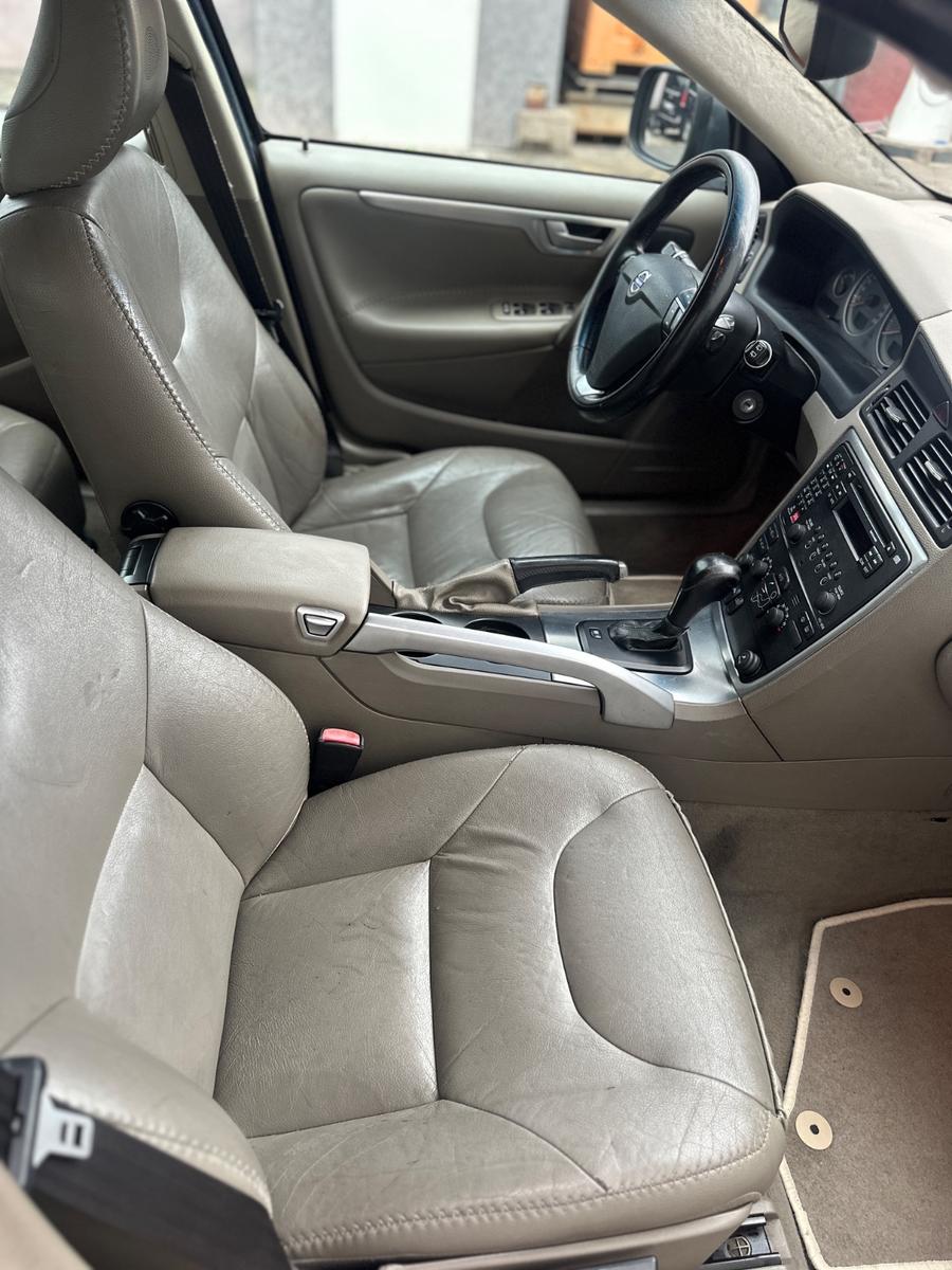 VOLVO XC70 D5 AWD 185 ch BVA 4X4 - ATTELAGE - CUIR - 260900 km