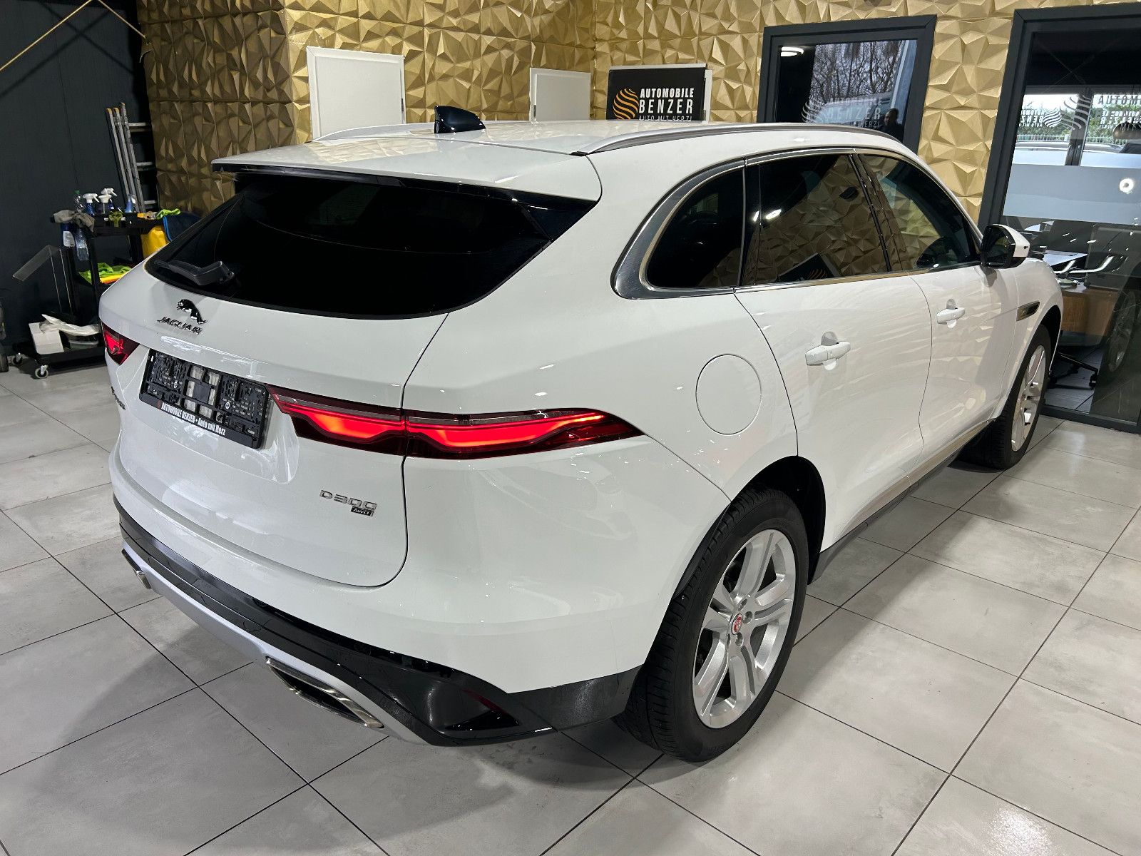 Fahrzeugabbildung Jaguar F-PACE SE AWD/HEAD-UP/MEMORY/ACC/KAMERA/APPLE