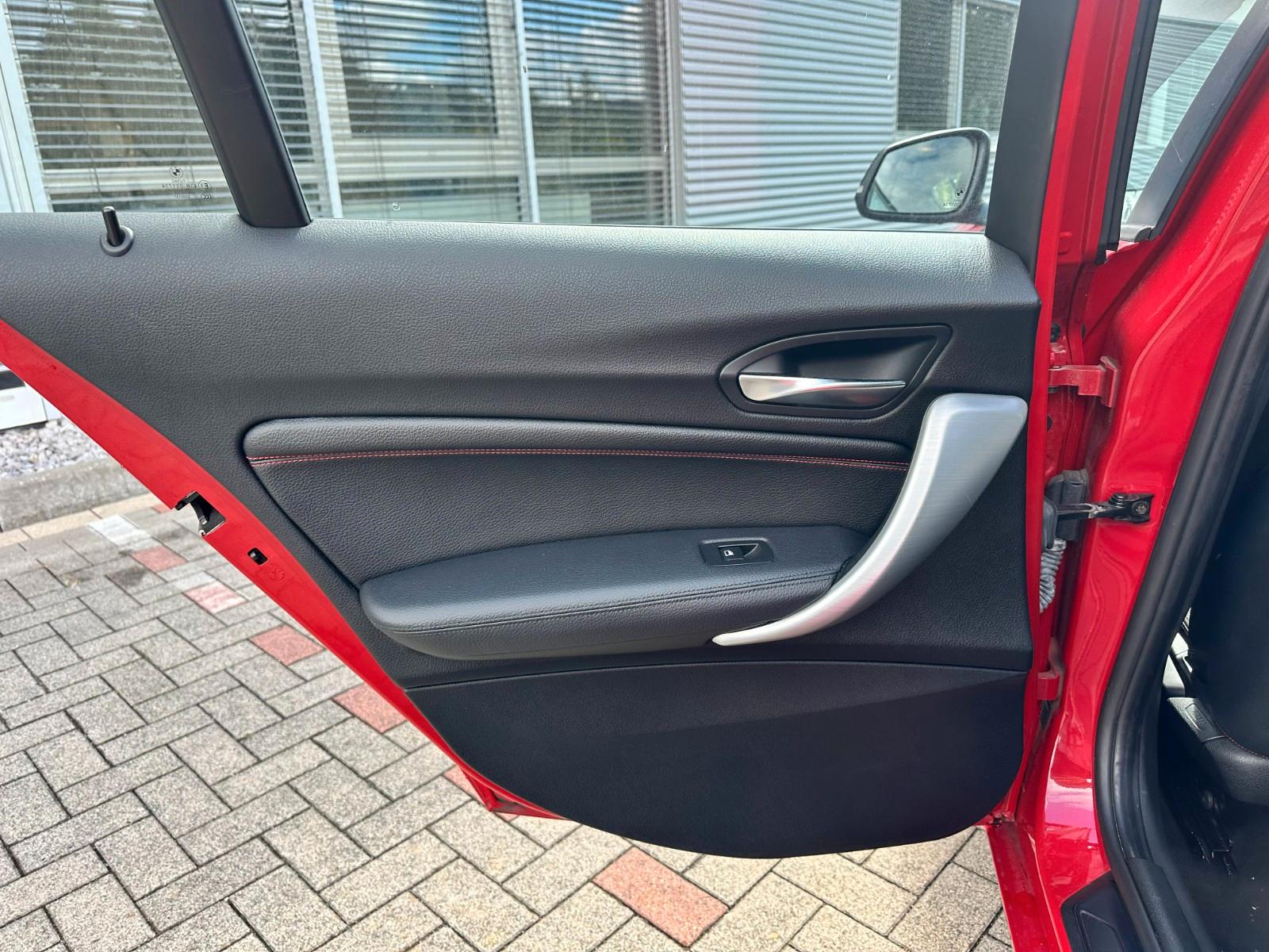 BMW 116i Sport Line Vollleder Bi-Xenon Navi 1.Hand