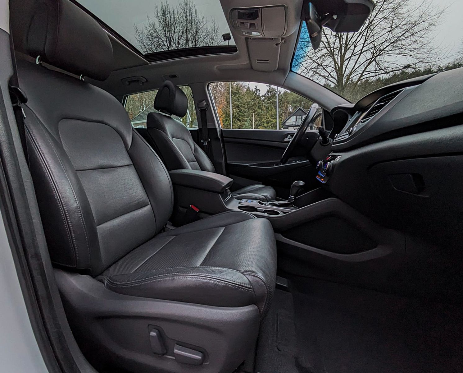 Fahrzeugabbildung Hyundai Tucson PREMIUM 4WD LEDER NAVI PANO PARKASS. LED