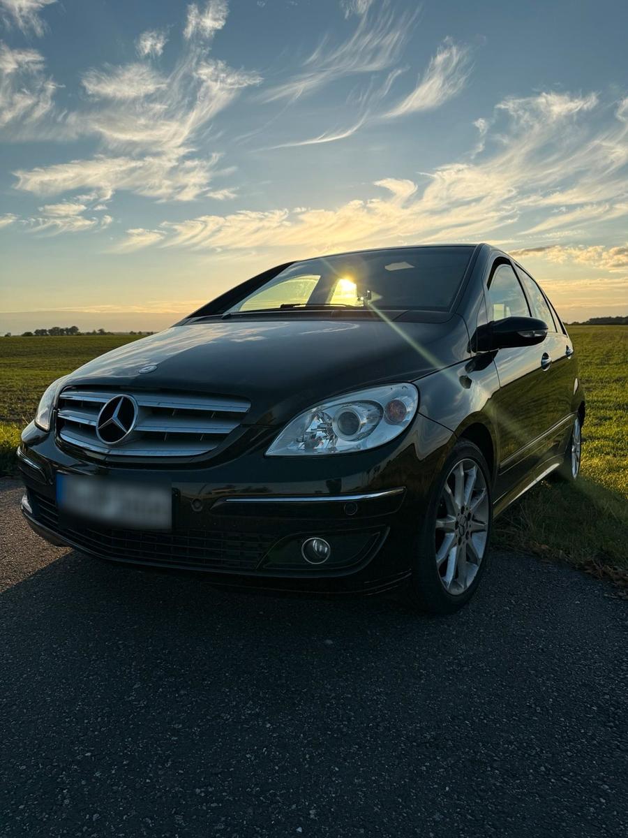 Mercedes-Benz B 180
