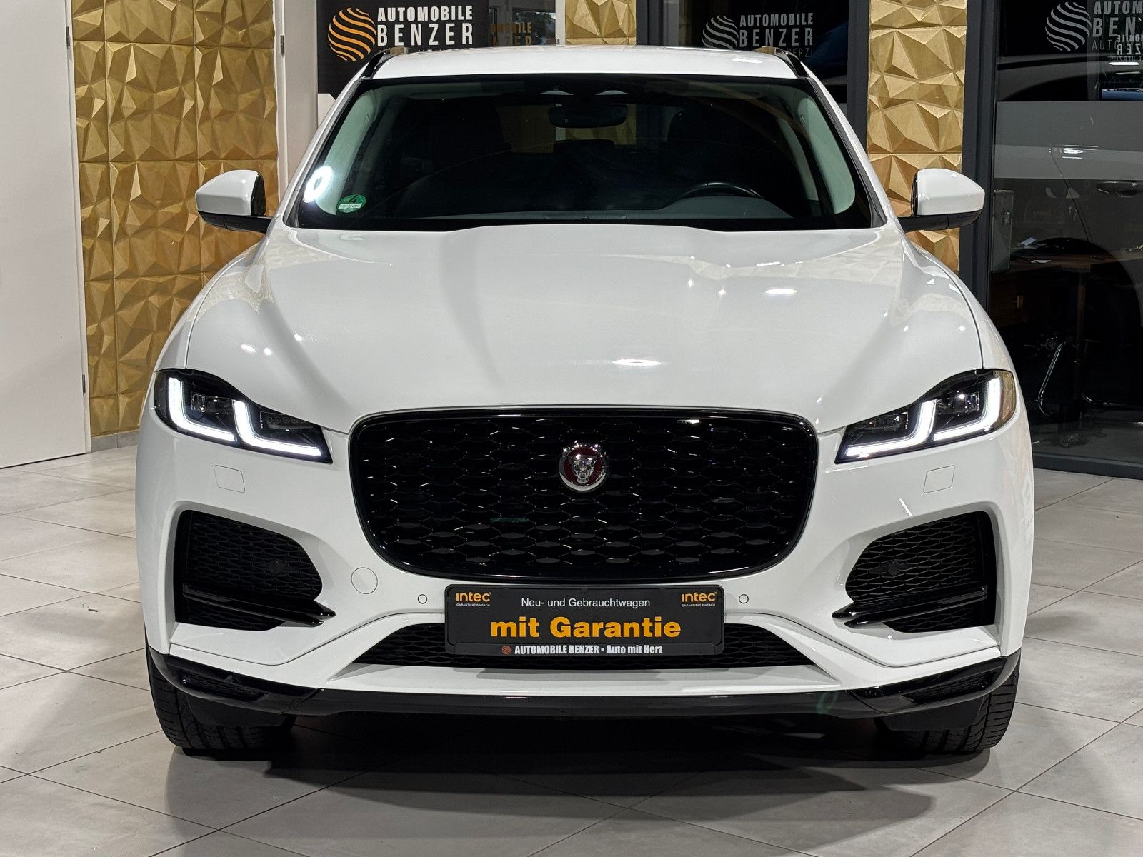 Fahrzeugabbildung Jaguar F-PACE SE AWD/D300KA;ERA/MASSAGE/APPLE/NAVI/KAM