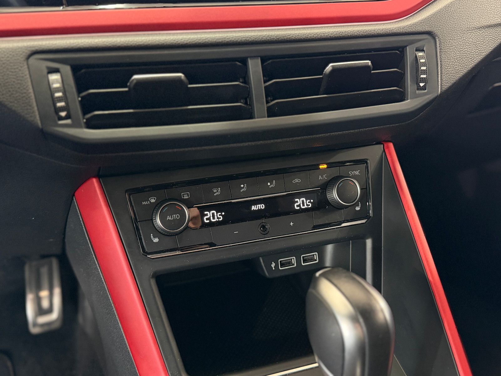Fahrzeugabbildung Volkswagen Polo VI 2.0 TSI GTI |DSG|AUTOMATIK|LED