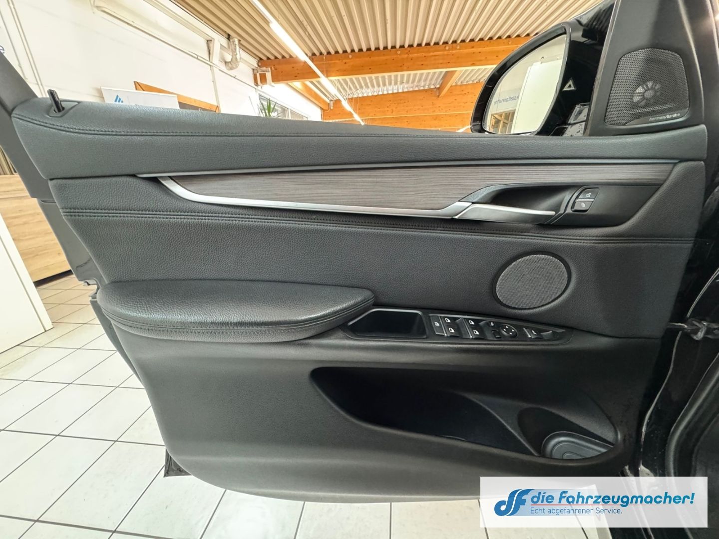 Fahrzeugabbildung BMW X6 xDrive 50 i M-Paket Sportpaket Navi Leder *EX