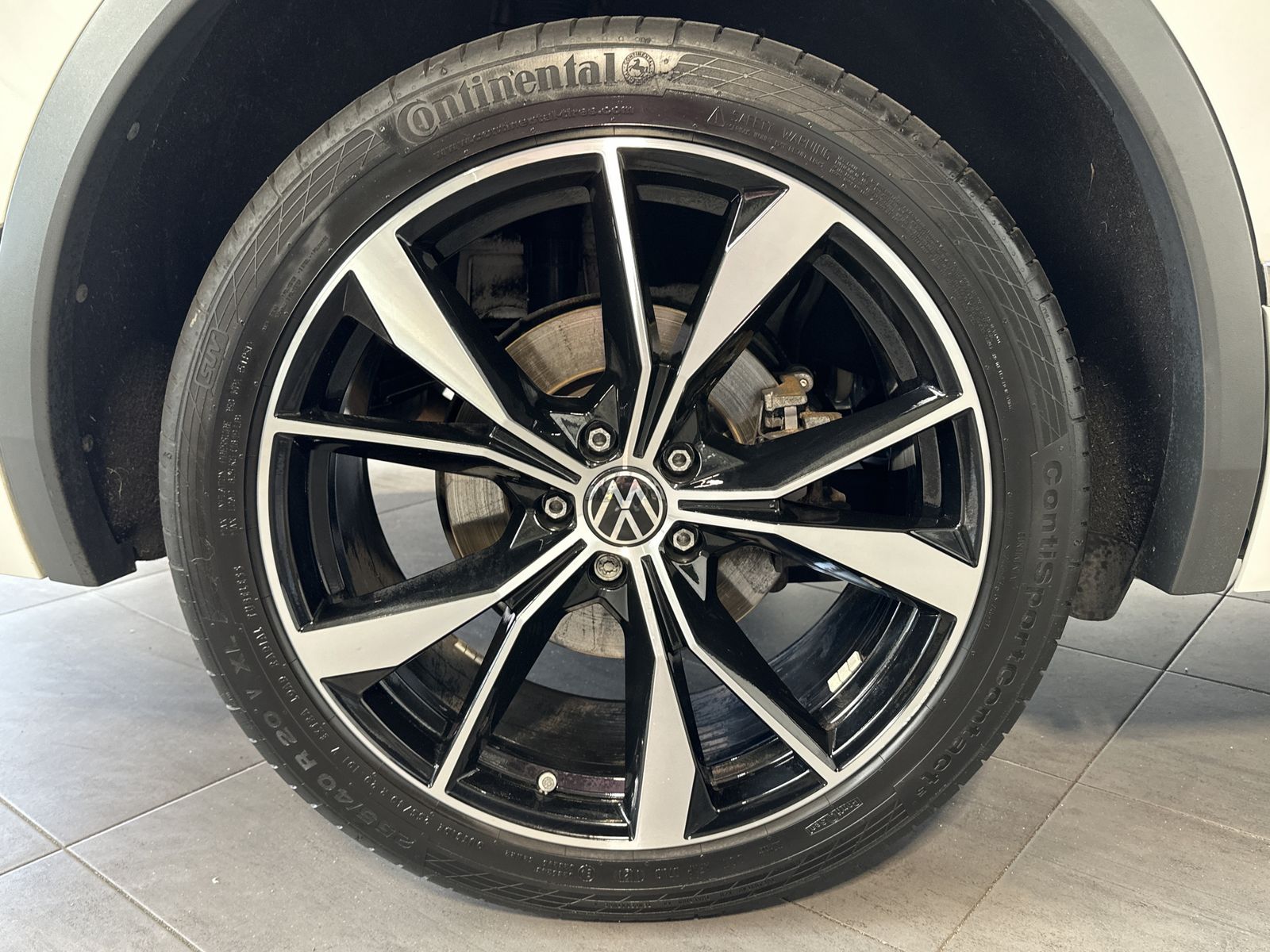 Fahrzeugabbildung Volkswagen Tiguan Allspace 2.0 TSI R-Line NAV+LED+AHK+PANO