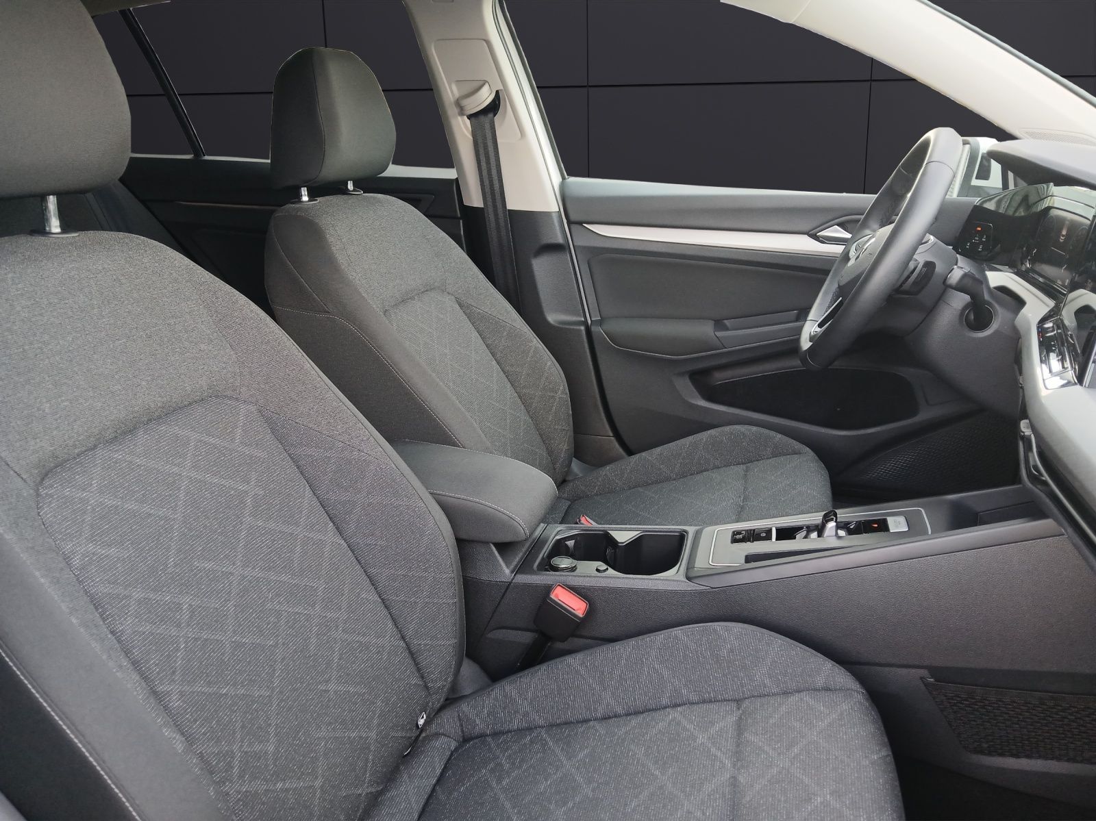 Fahrzeugabbildung Volkswagen Golf VIII eTSI Life DSG LED AHK Navi Pano AID AC