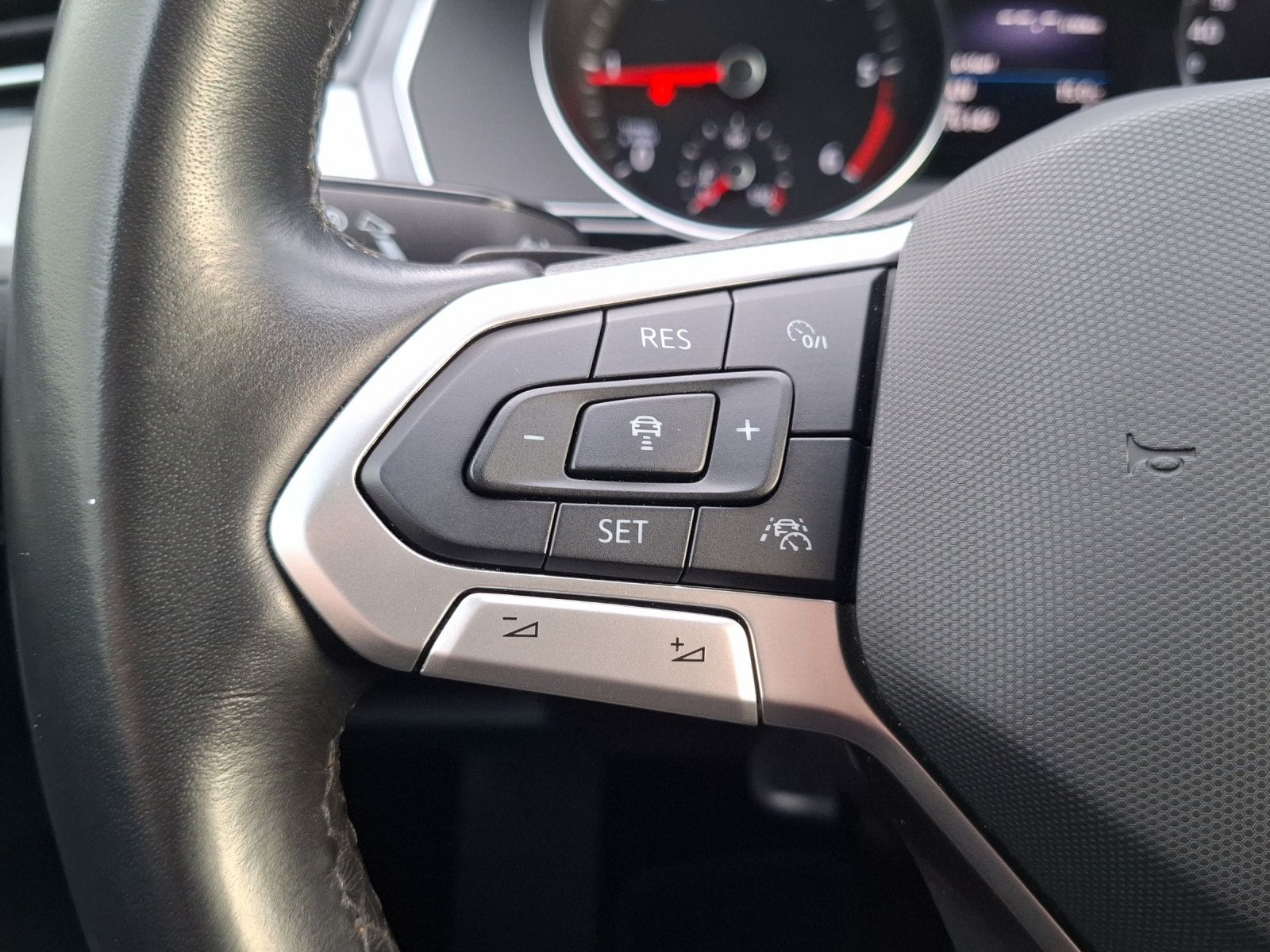 Fahrzeugabbildung Volkswagen Passat Variant TDI Business DSG Matrix Navi ACC