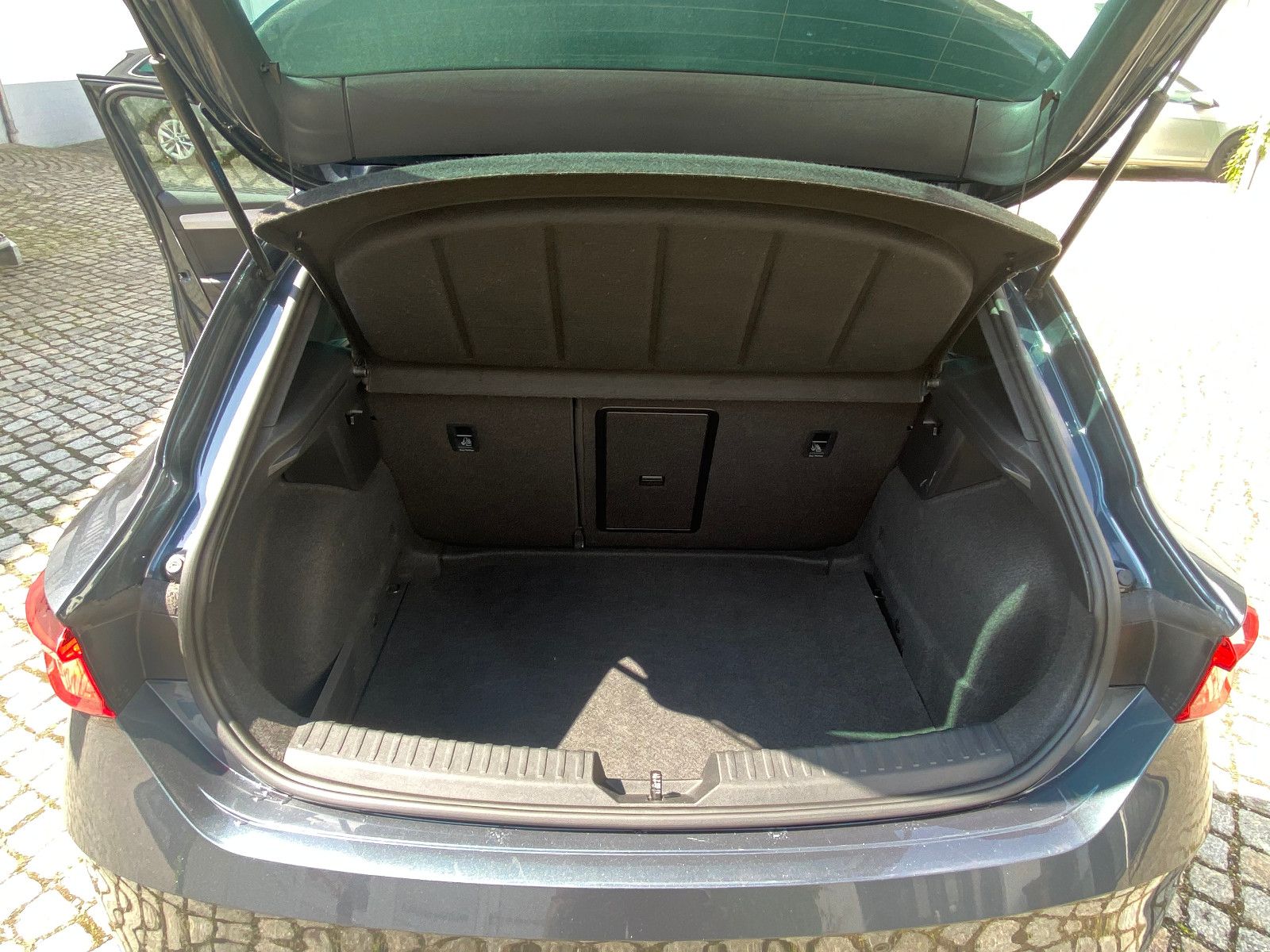 Fahrzeugabbildung SEAT Leon FR 1,5 eTSI DSG *NAVI*PLA*ASSIST-PAKET