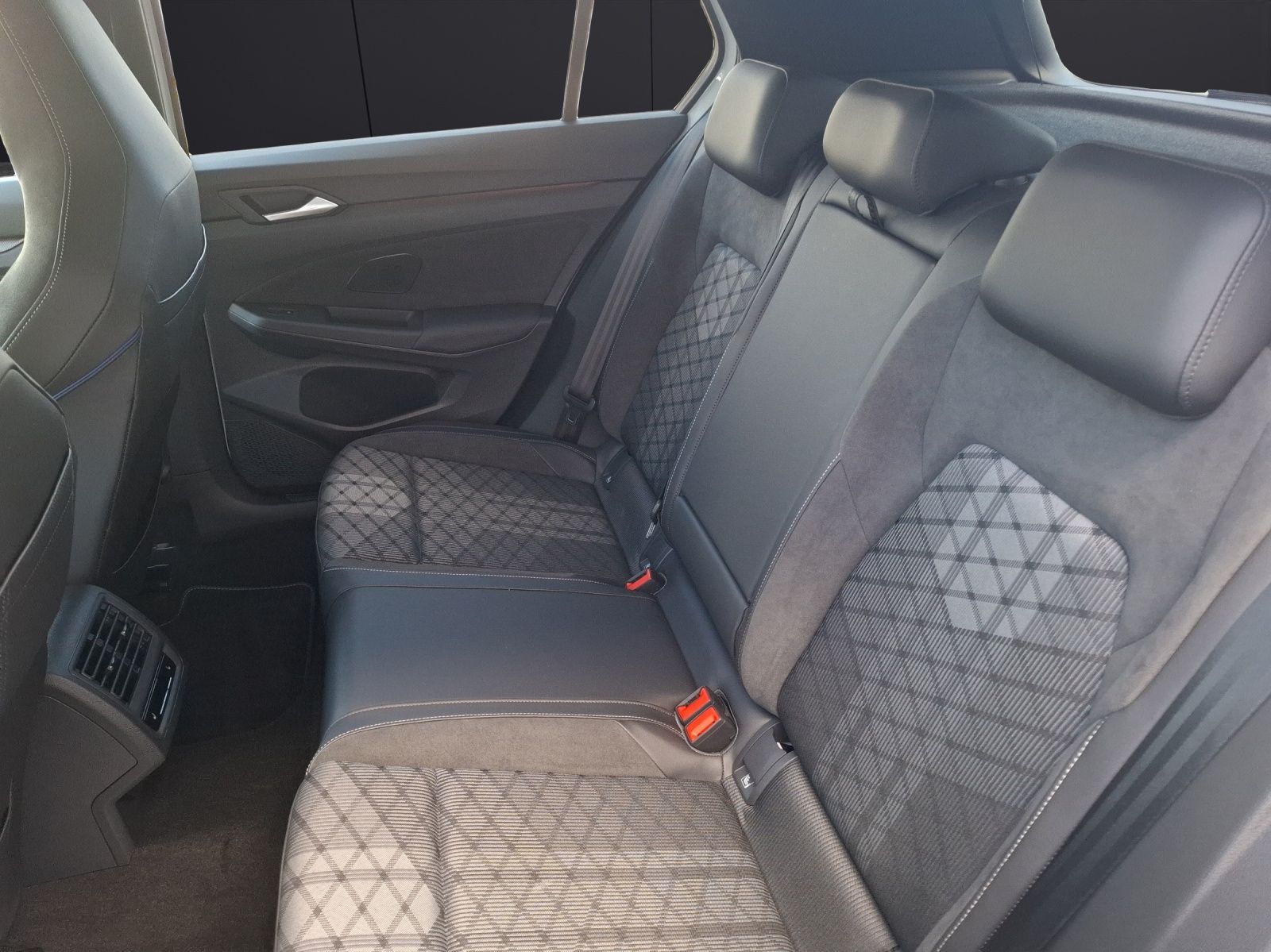 Fahrzeugabbildung Volkswagen Golf VIII TSI R-Line Standhzg. LEDplus APP H&K A