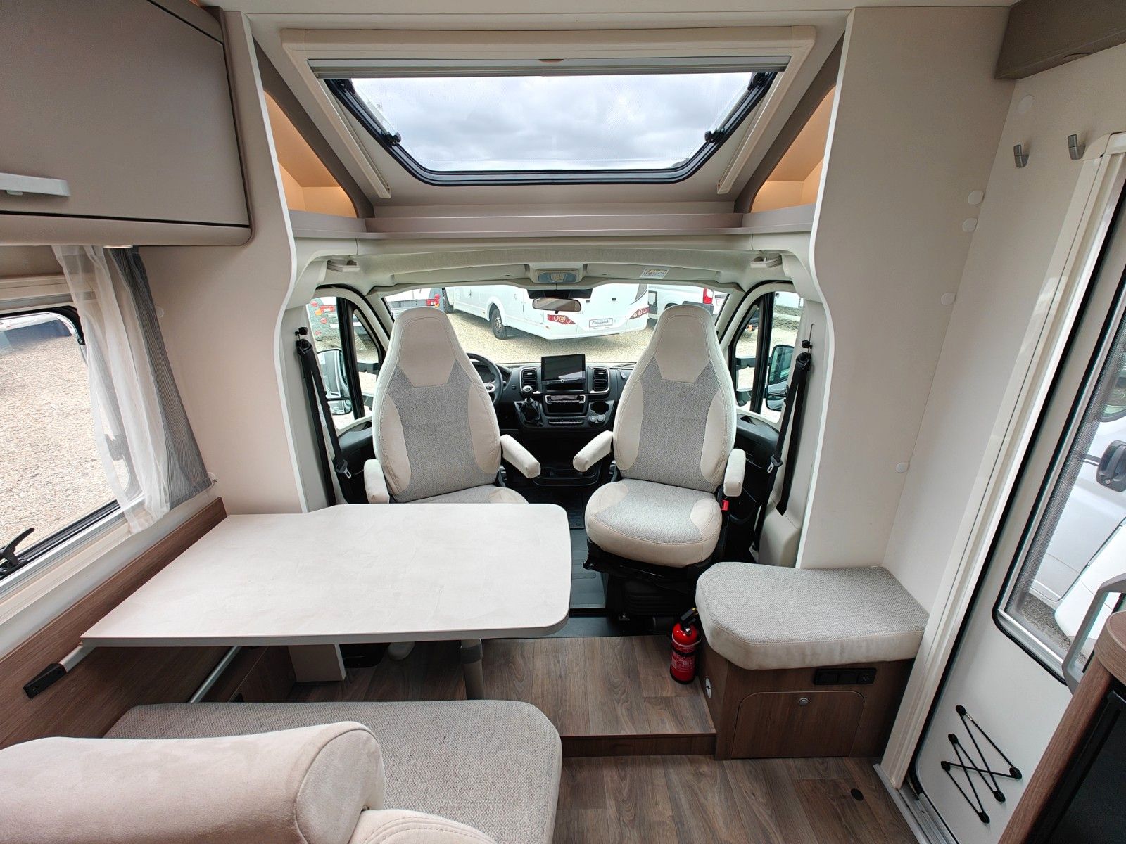 Fahrzeugabbildung Carado T-338 pro+ - SAT, TV, CarPlay, Kamera, Markise -
