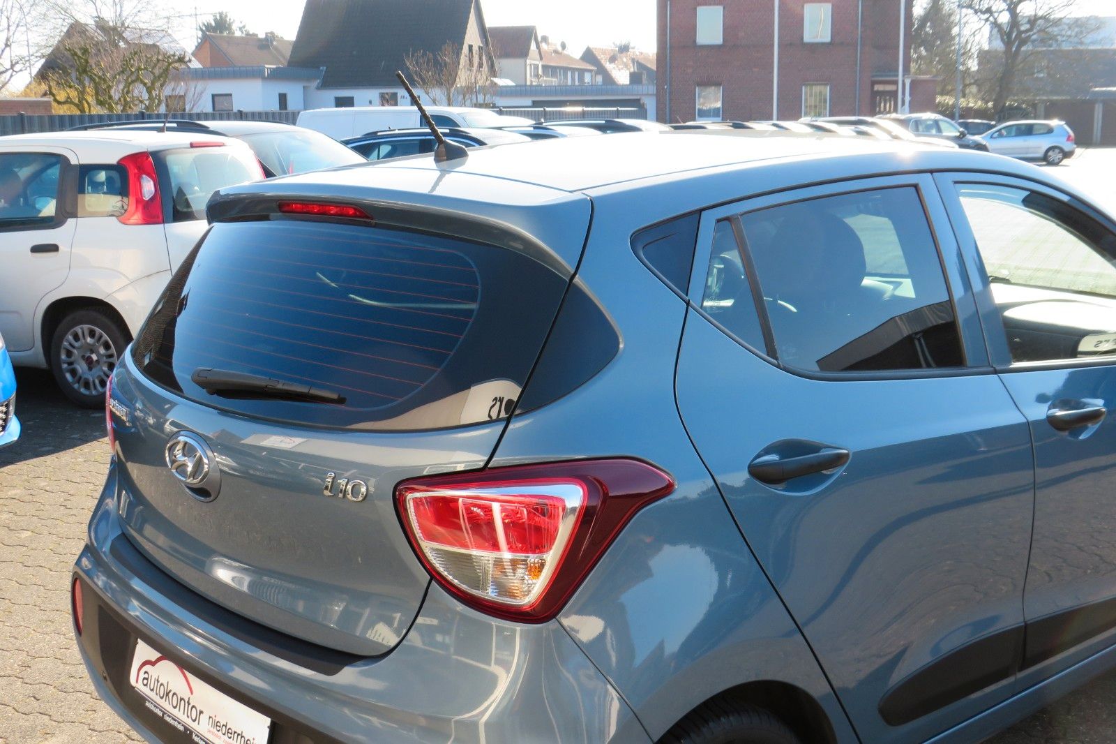 Fahrzeugabbildung Hyundai i10 4-TÜREN KLIMA PDC ALU SCHECKHEFT