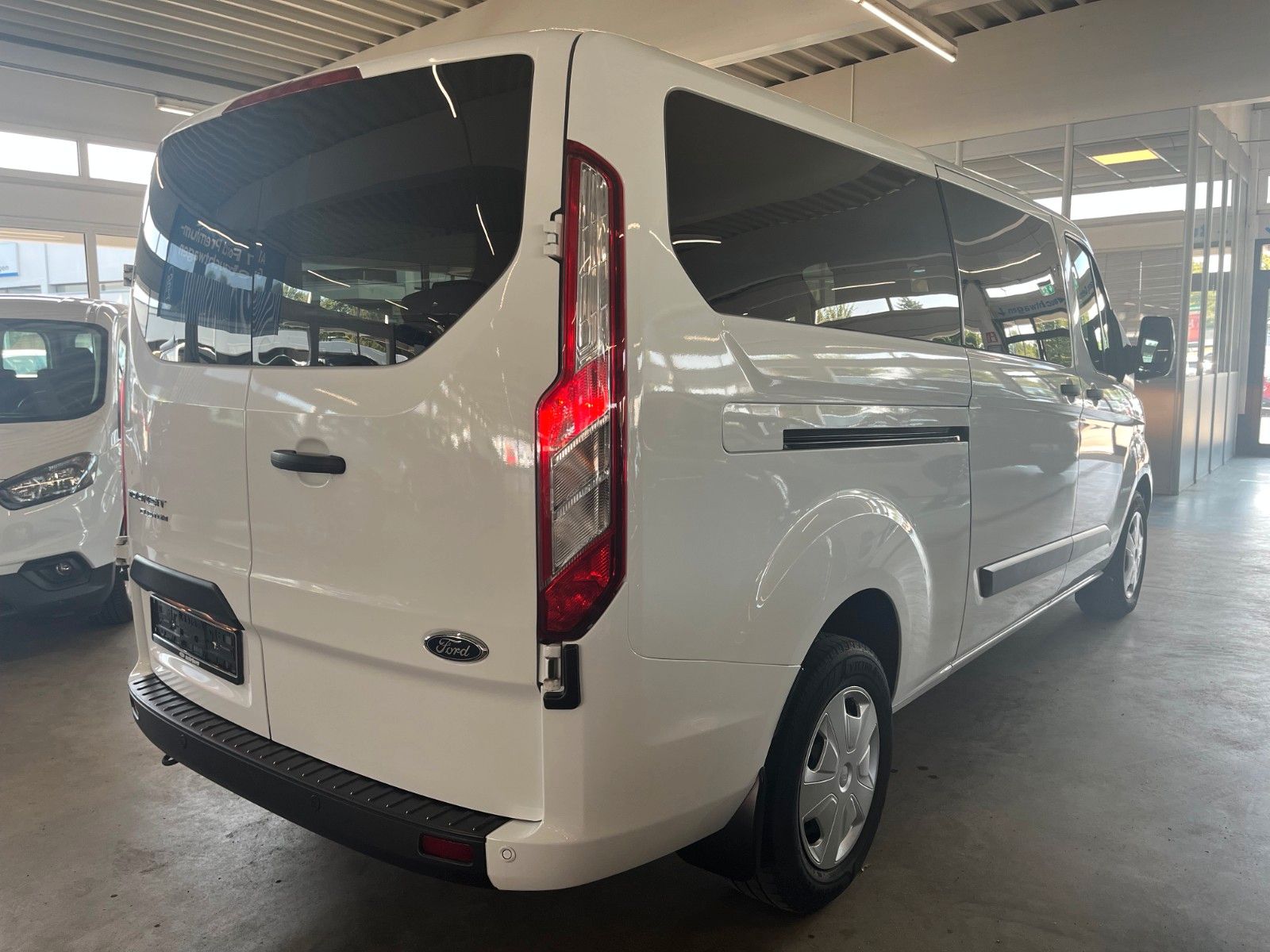 Fahrzeugabbildung Ford Transit Custom L2 TREND 9-Sitzer Klima CAM STDHZ