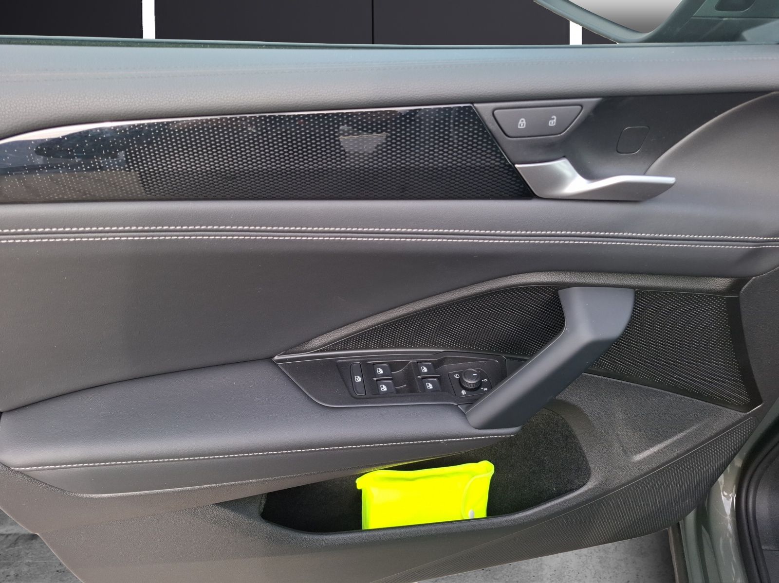 Fahrzeugabbildung Volkswagen Tiguan eTSI Life DSG Standhzg. LED AHK Navi AID