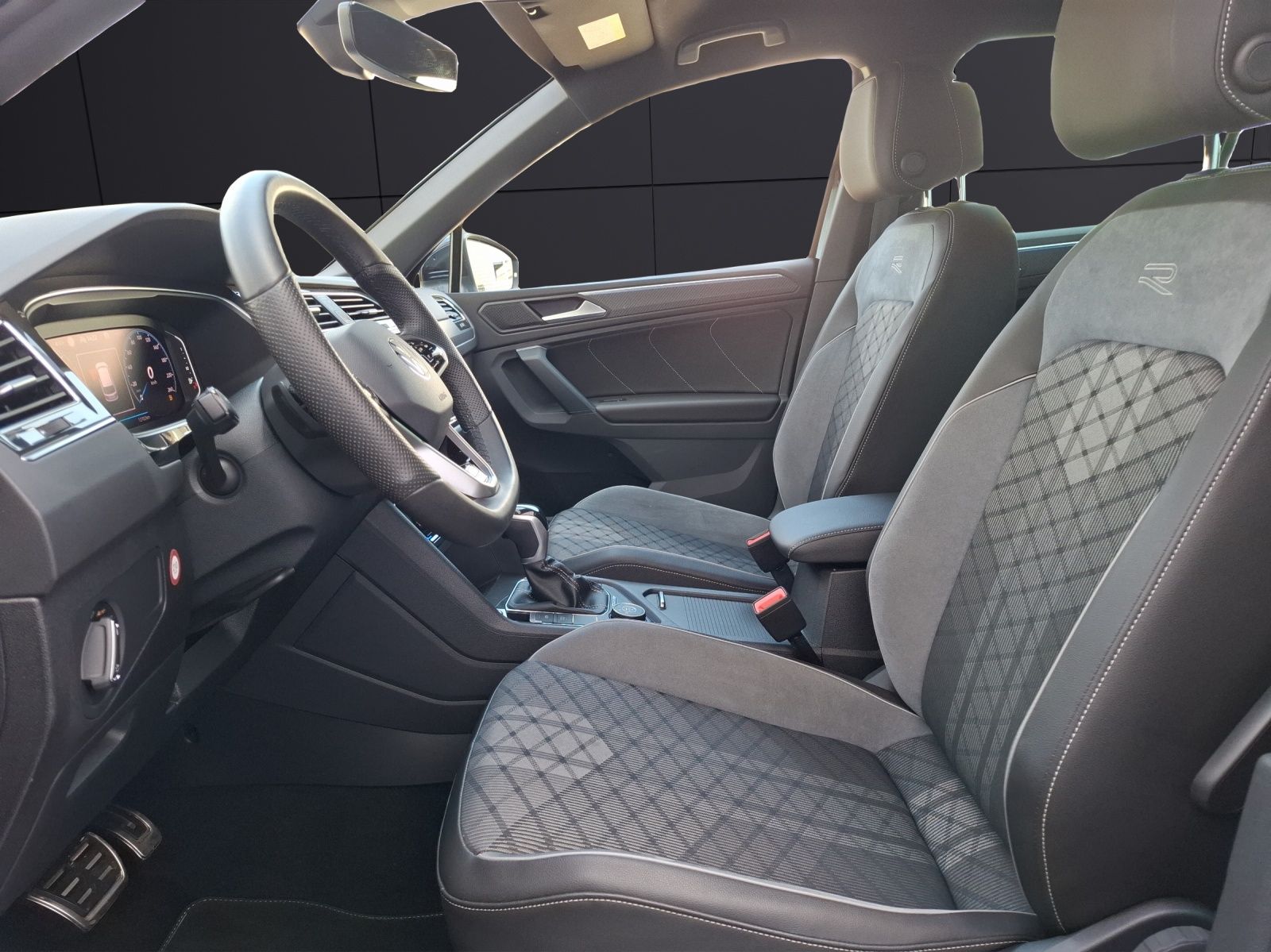 Fahrzeugabbildung Volkswagen Tiguan TDI R-Line DSG 4M STH Matrix AHK Navi AID