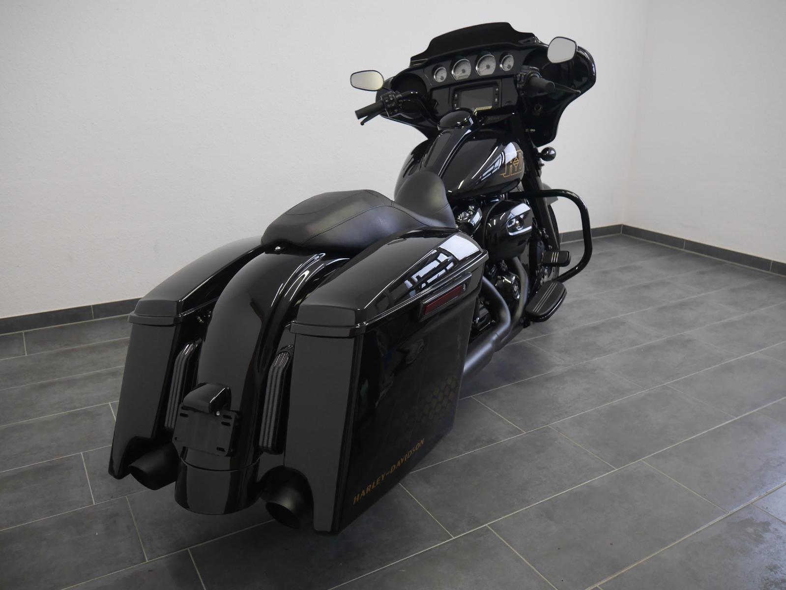 Harley-Davidson Street Glide // Black // FLHX // 2021