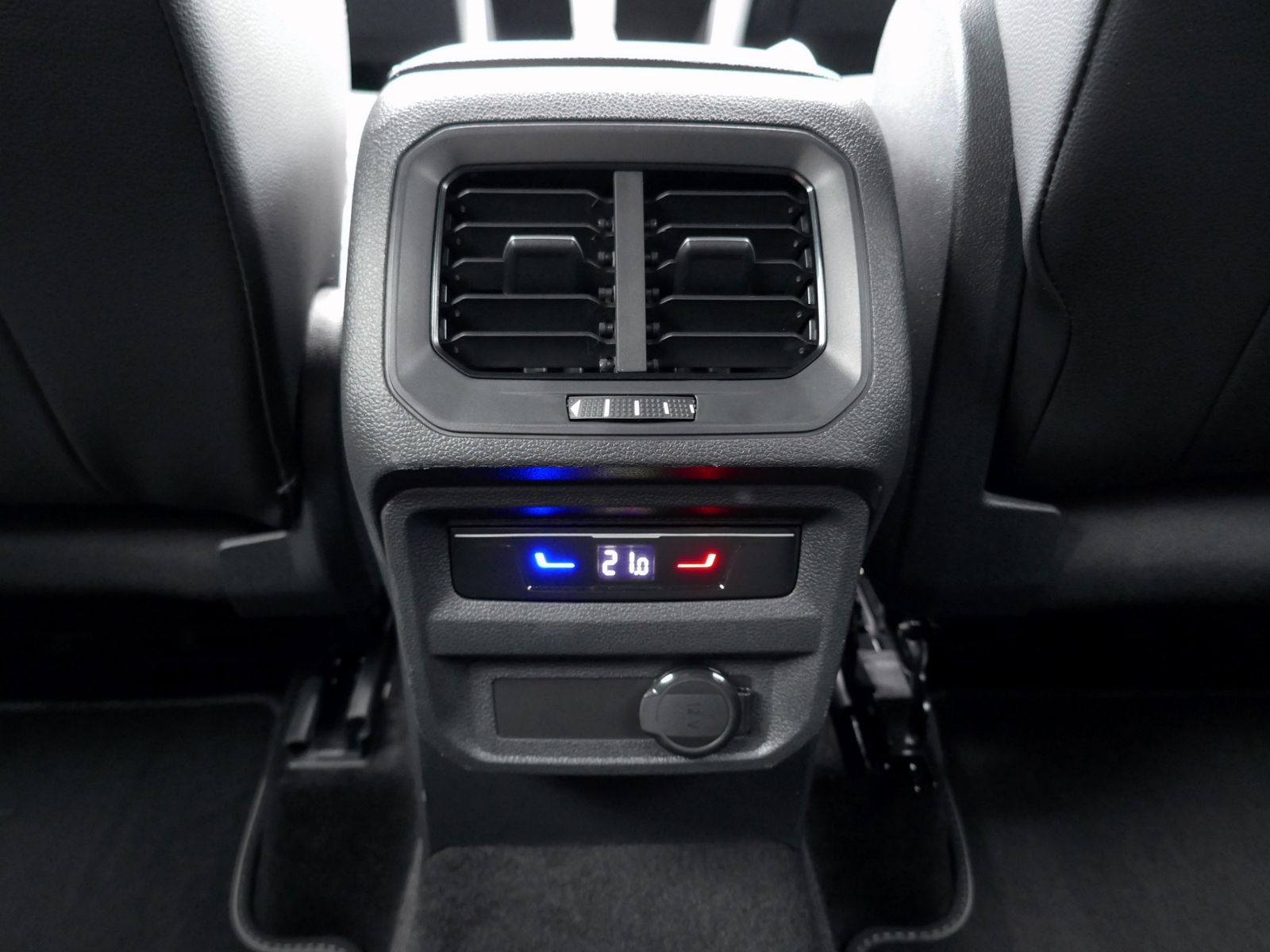 Fahrzeugabbildung Volkswagen Tiguan R-Line 1.5 TSI DSG | LED RFK ACC Navi
