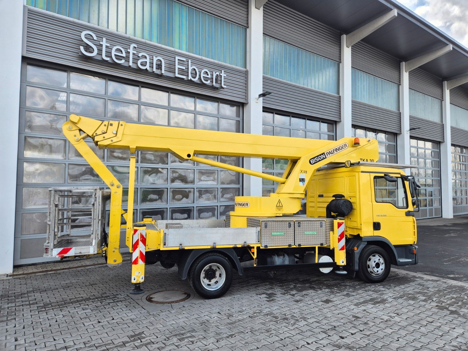 Fahrzeugabbildung MAN TGL 8.150 4x2 Bison Palfinger TKA 30