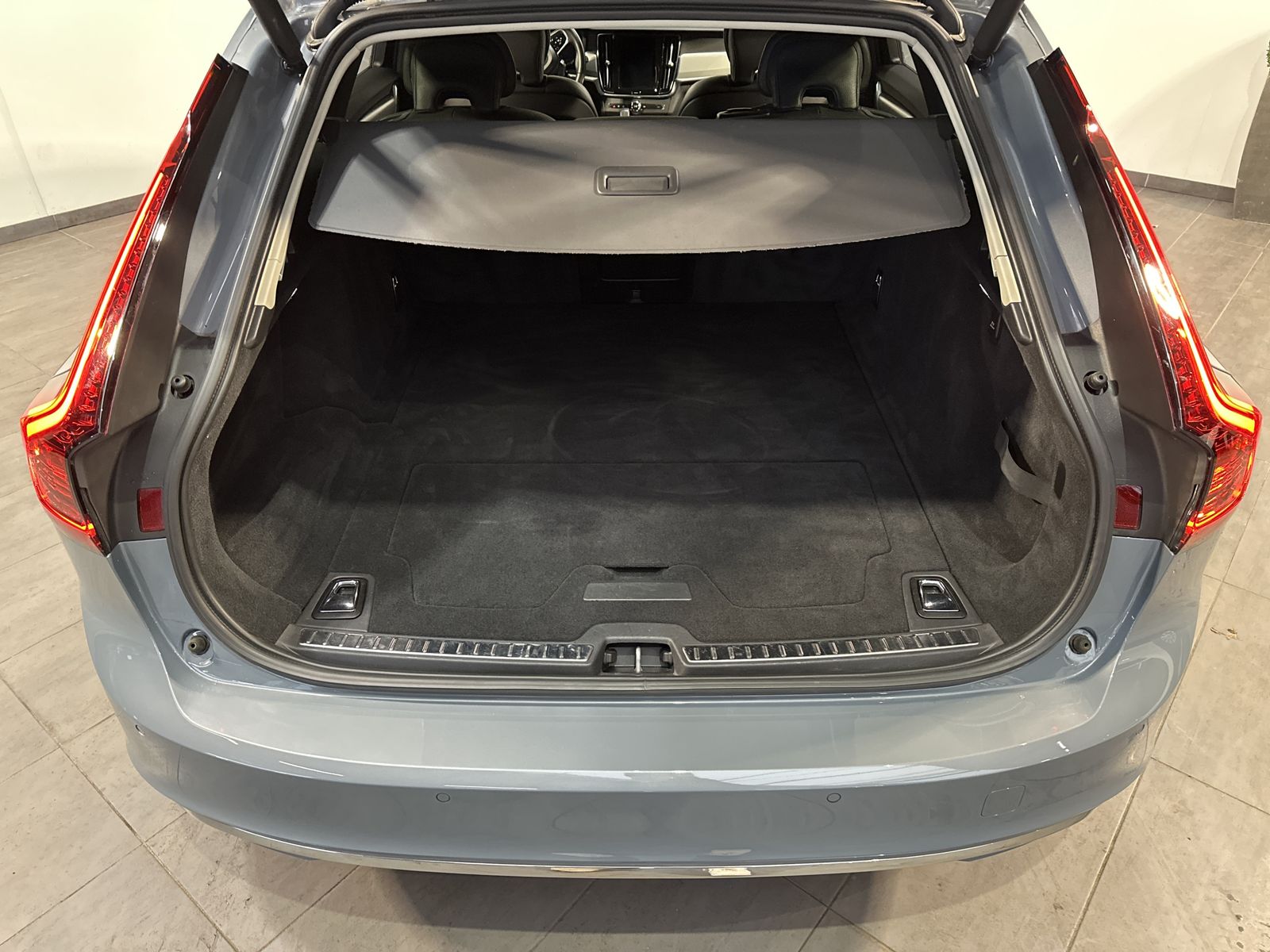 Fahrzeugabbildung Volvo V90 T6 Recharge AWD Core NAV+LED+KAM+SHZ+VC+ACC