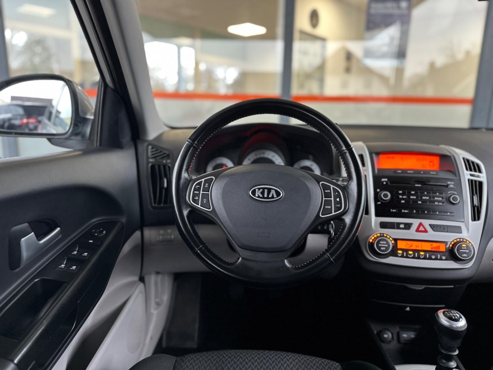 Kia cee'd 2009 — photo 8