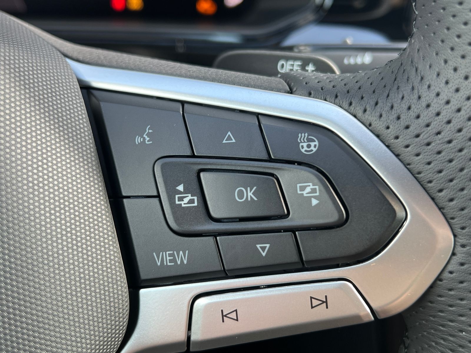 Fahrzeugabbildung Volkswagen T-Roc Cabriolet R-Line 1.5 TSI DSG *AHK,Black-St