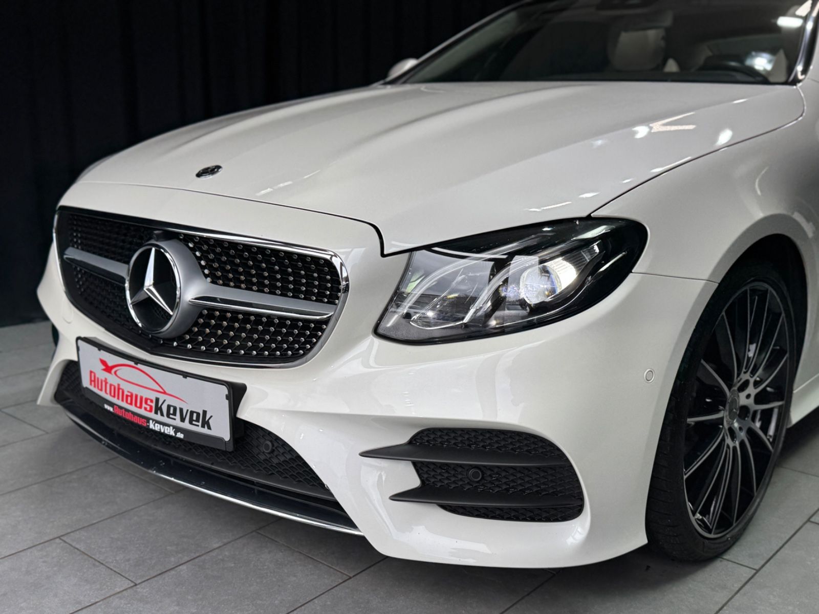 Fahrzeugabbildung Mercedes-Benz E 300 Coupe|AMG-LINE|WIDE-SCREEN|PANO|DESIGNO|