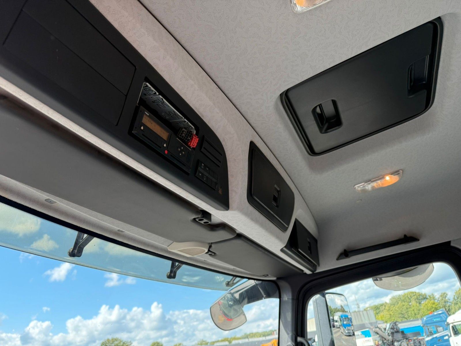 Fahrzeugabbildung Mercedes-Benz Arocs 4148 8x6 Gergen Abrollkipper
