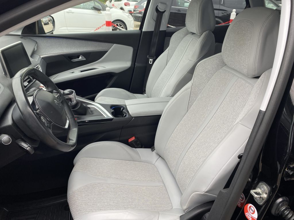 Fahrzeugabbildung Peugeot 3008 PureTech 130 S&S GPF Allure *Navi*Rückfahrk