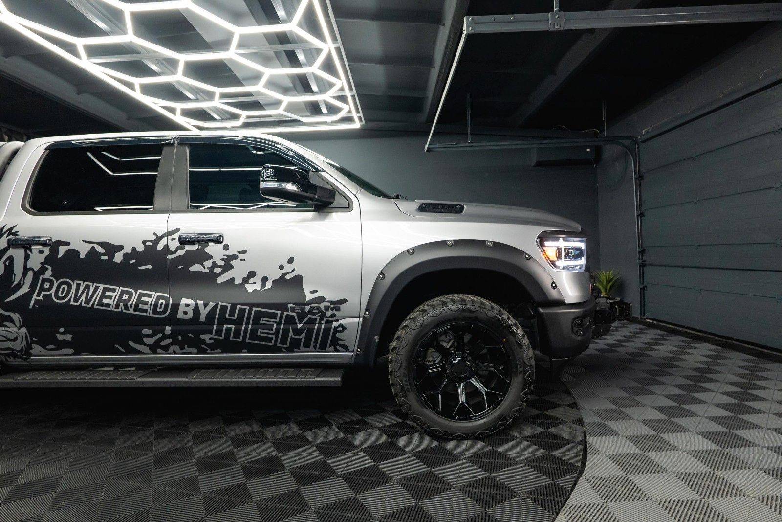 Fahrzeugabbildung Dodge RAM 5.7 V8 HEMI 4x4 OFFROAD LONGBED Seilwinde 5T