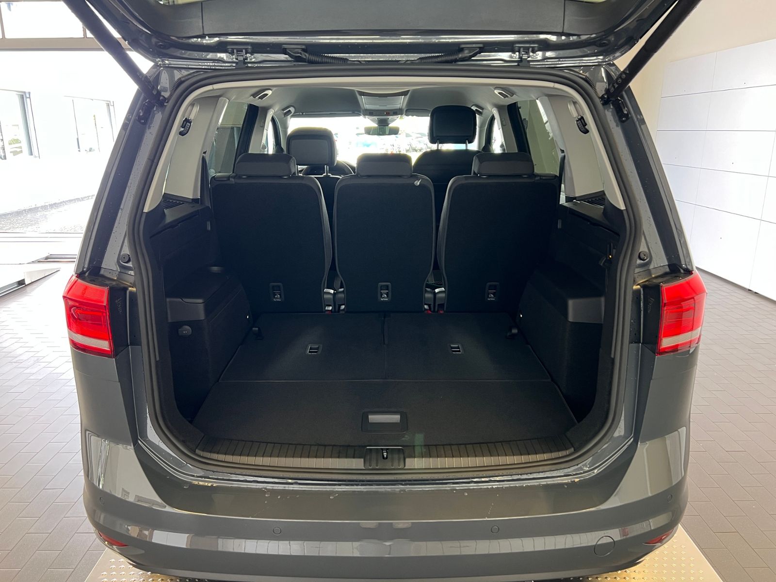 Fahrzeugabbildung Volkswagen Touran Comfortline 1.5 TSI DSG *LED, AHK, 7-Sitz