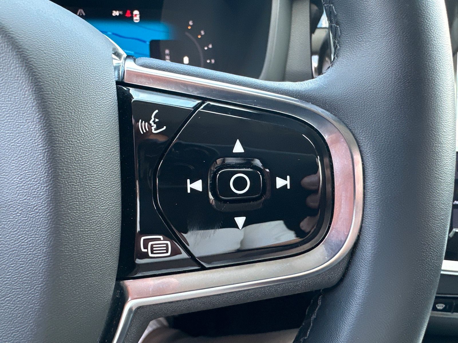 Fahrzeugabbildung Volvo V60 B4 D Plus Dark NAV+LED+AHK+ACC+360GRAD+SHZ