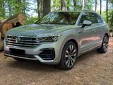 Volkswagen Touareg V6 TDI R-Line Massage Pano Allradlenkung - Volkswagen Touareg mit Diesel-Antrieb: Silber, mit Apple Carplay