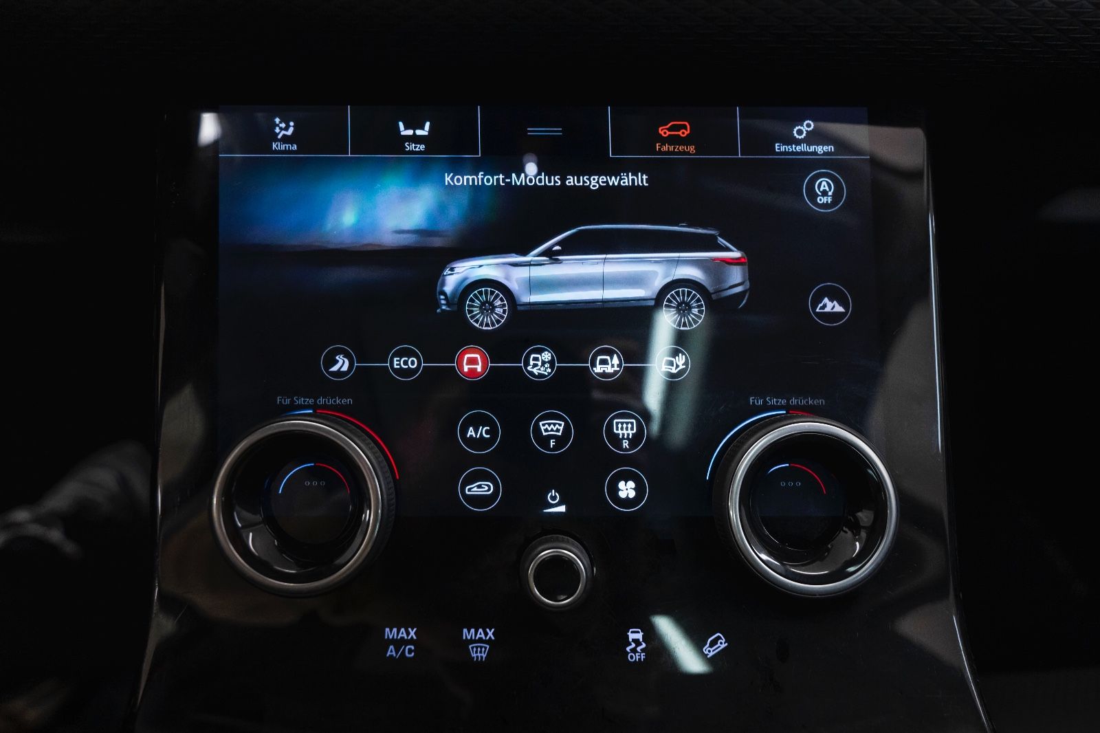 Fahrzeugabbildung Land Rover Range Rover Velar D180S LED Pano Kam PDC NAVI