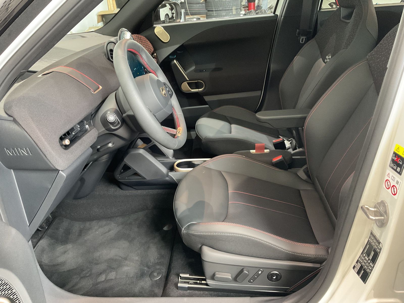 Fahrzeugeinzelansicht 11 Fahrzeugabbildung MINI Aceman SE |JCW Trim |Paket XL