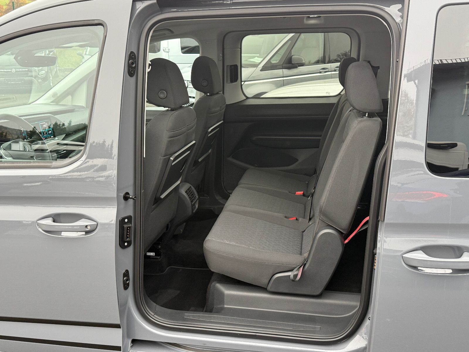 Fahrzeugabbildung Volkswagen Caddy Edition Maxi 7-Sitzer ACC AHK LED Pano Kam