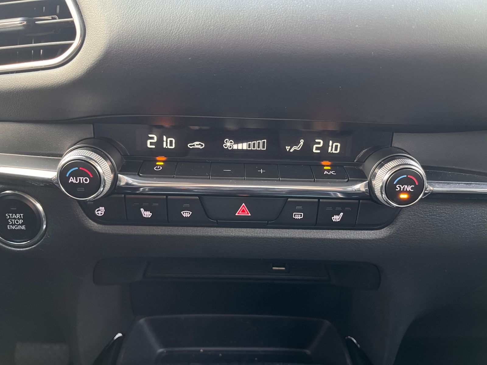 Fahrzeugabbildung Mazda CX-30 Selection AWD AHK 360° MATRIX LED NAV 18"