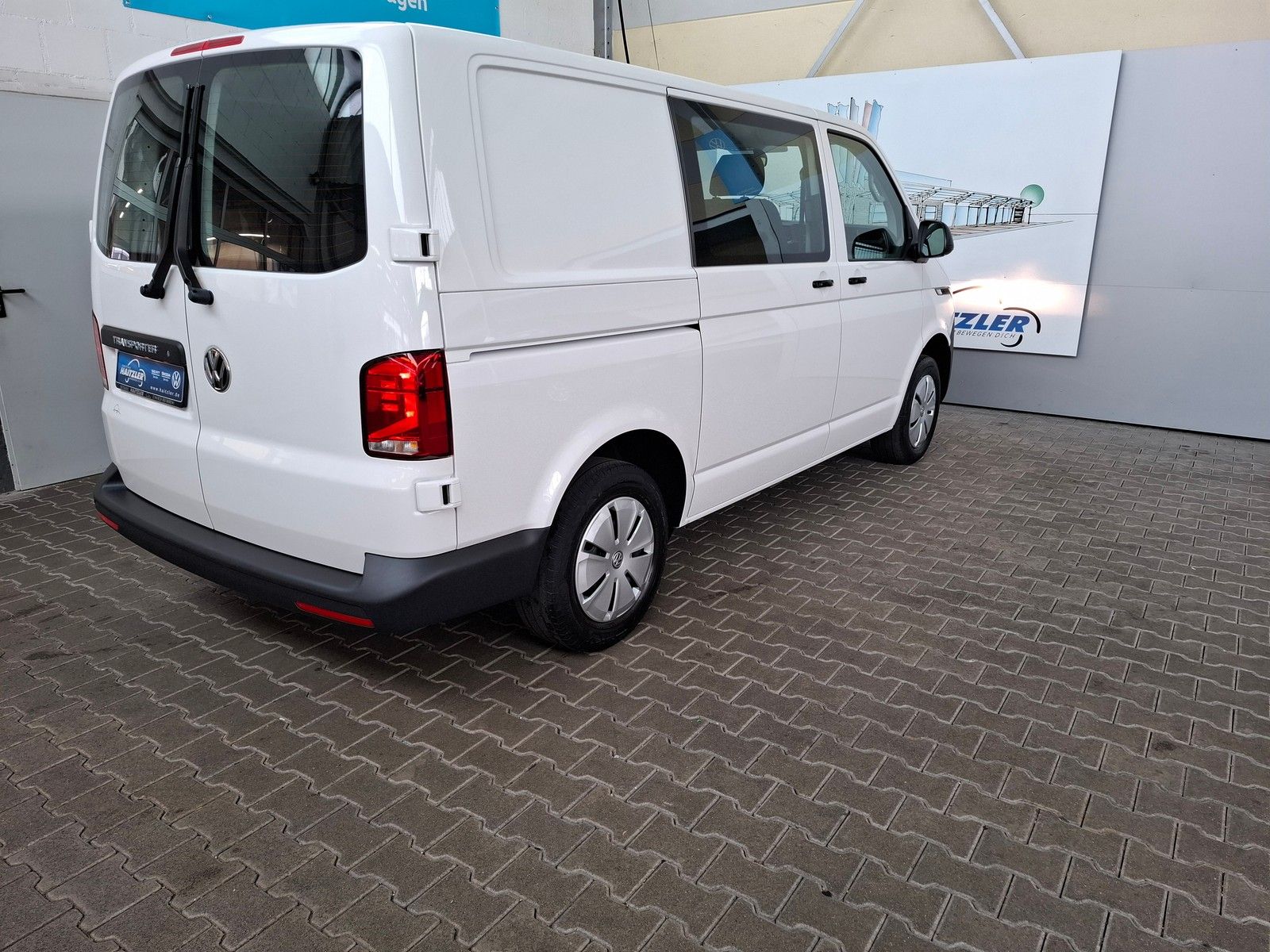 Fahrzeugabbildung Volkswagen T6.1 Transporter Kombi 2,0 TDI +AppConnect