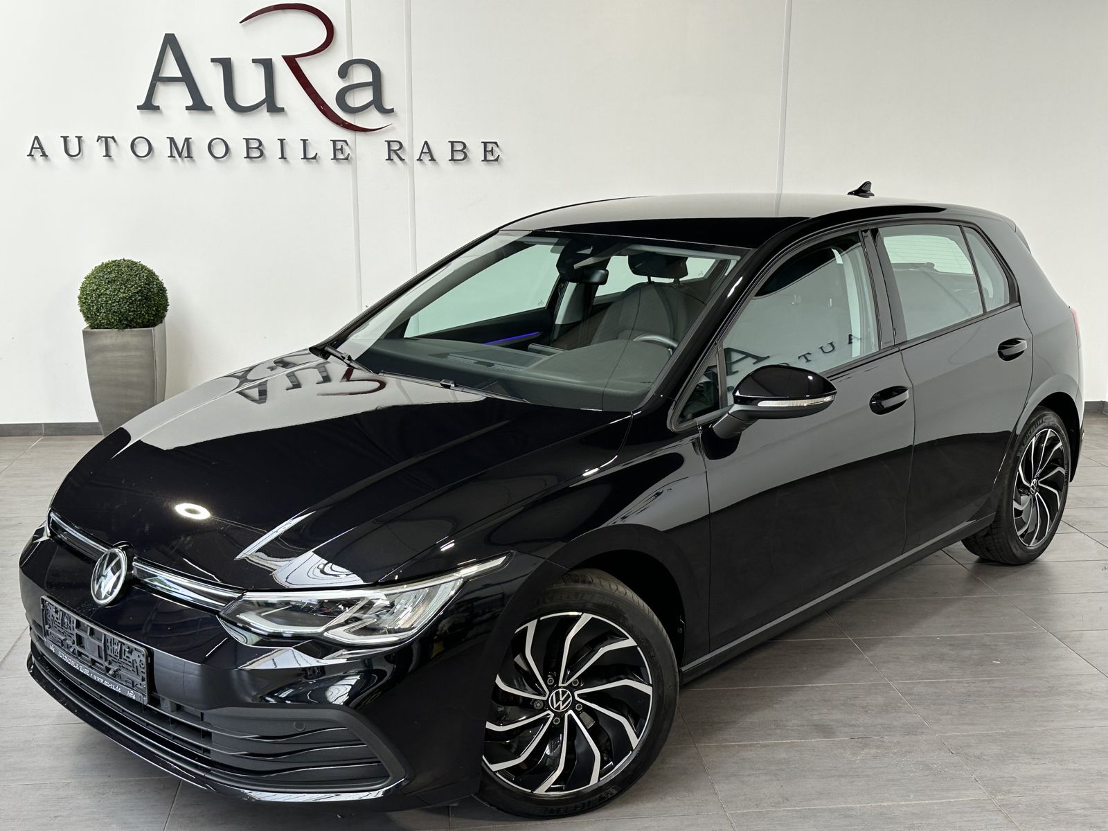 Fahrzeugabbildung Volkswagen Golf VIII 2.0 TDI DSG Life NAV+LED+ACC+17ZOLL+PP