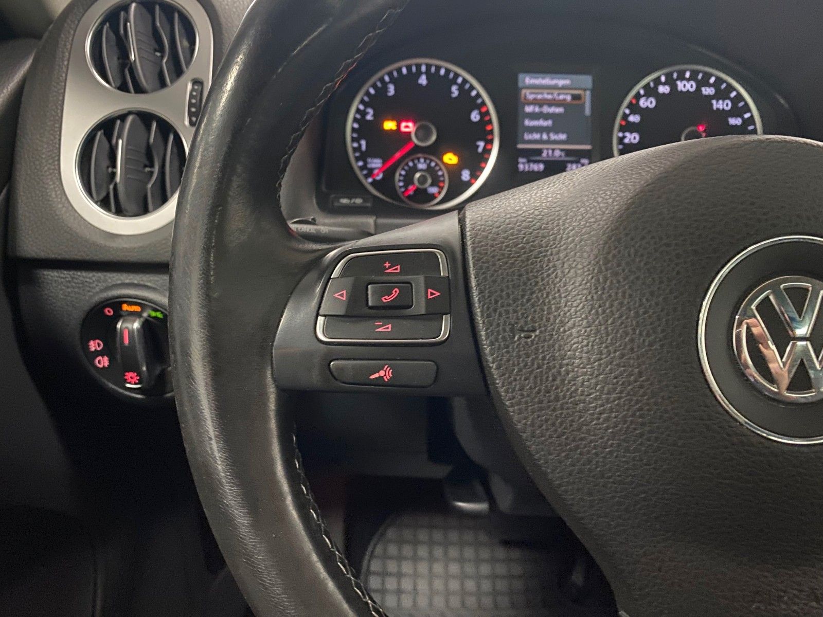 Fahrzeugabbildung Volkswagen Tiguan 2.0 TSI DSG 4MOTION LIFE+1.HAND+Bi-XENON+