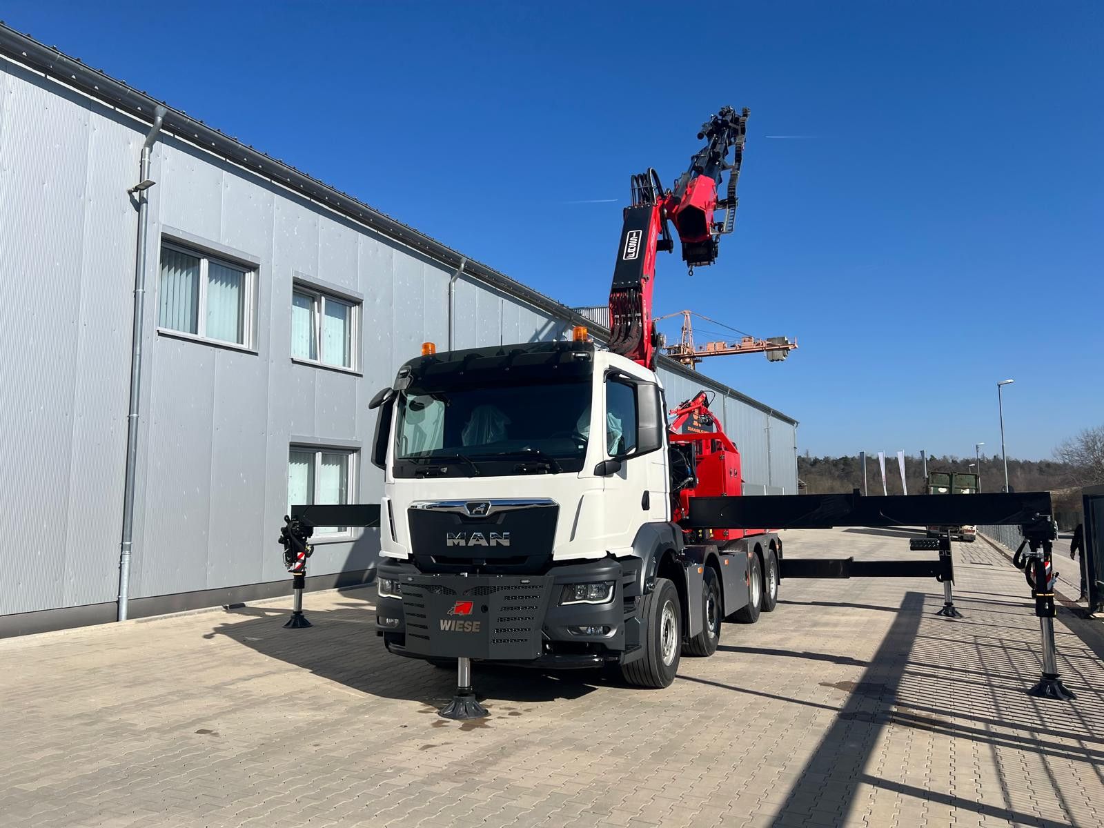 Fahrzeugabbildung MAN MAN 8x4 mit F1150RA.2.28 L616 Winde, 2.per. Korb
