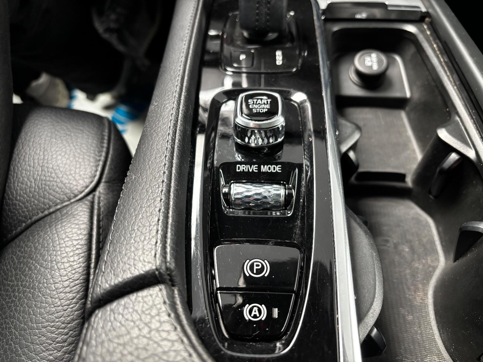 Volvo XC90 Momentum Pro AWD CAM 7-STZ PANO ACC HARMAN/