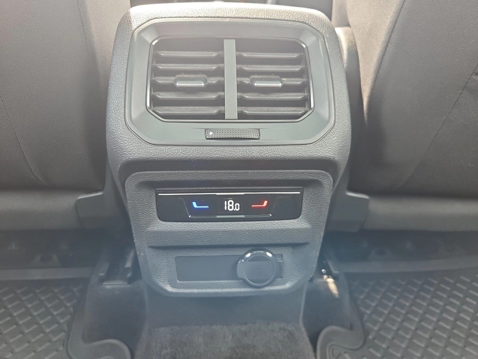 Fahrzeugabbildung Volkswagen Tiguan Allspace TSI Life DSG LED Navi ACC AHK Pa