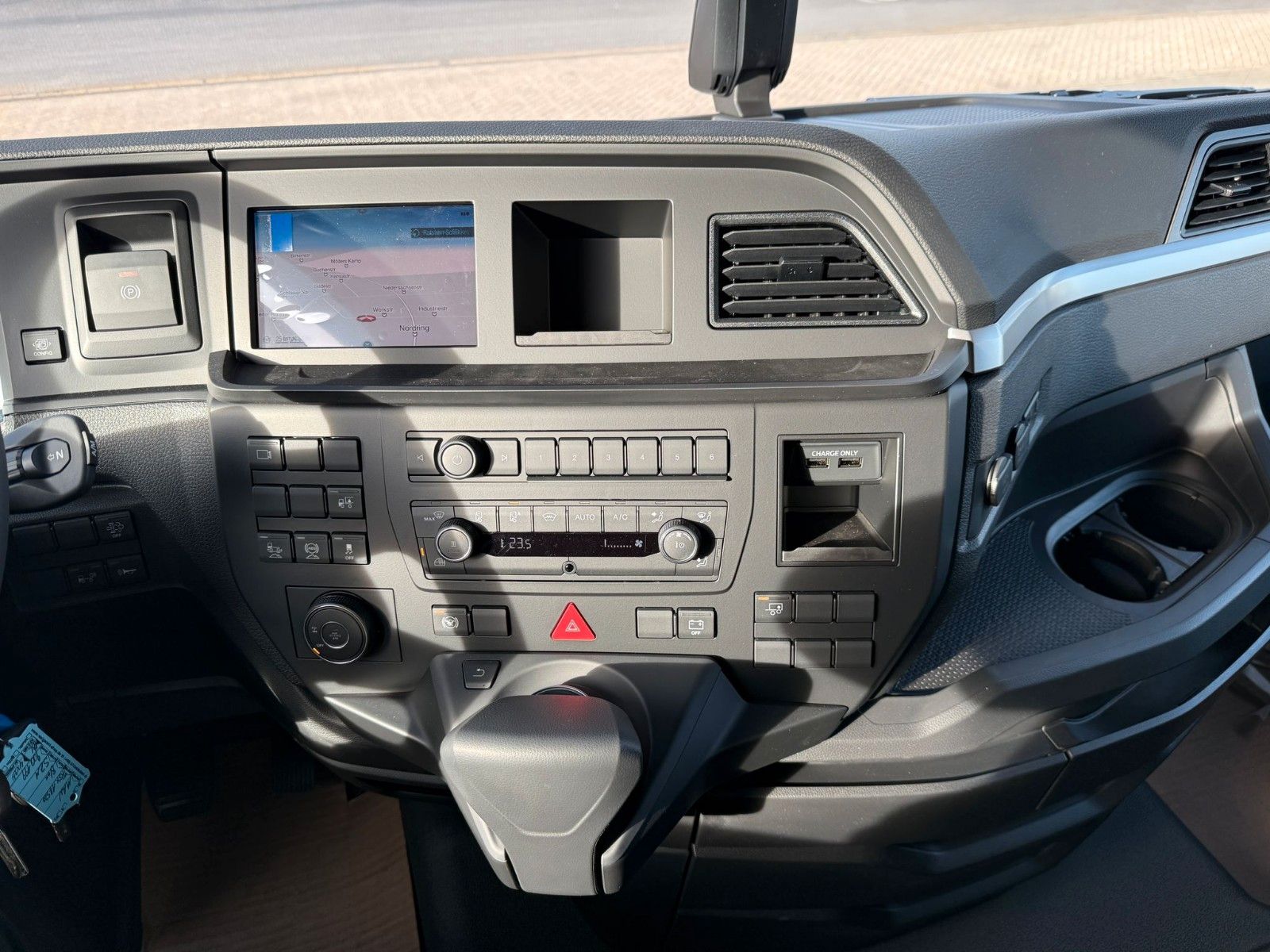 Fahrzeugabbildung MAN TGX 18.520 BL 4x2H Kommunal Hydr. Winterdienst