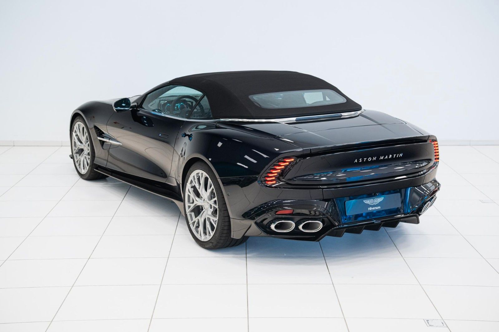 Aston Martin Vanquish Volante Ultramarine Black imagem 3