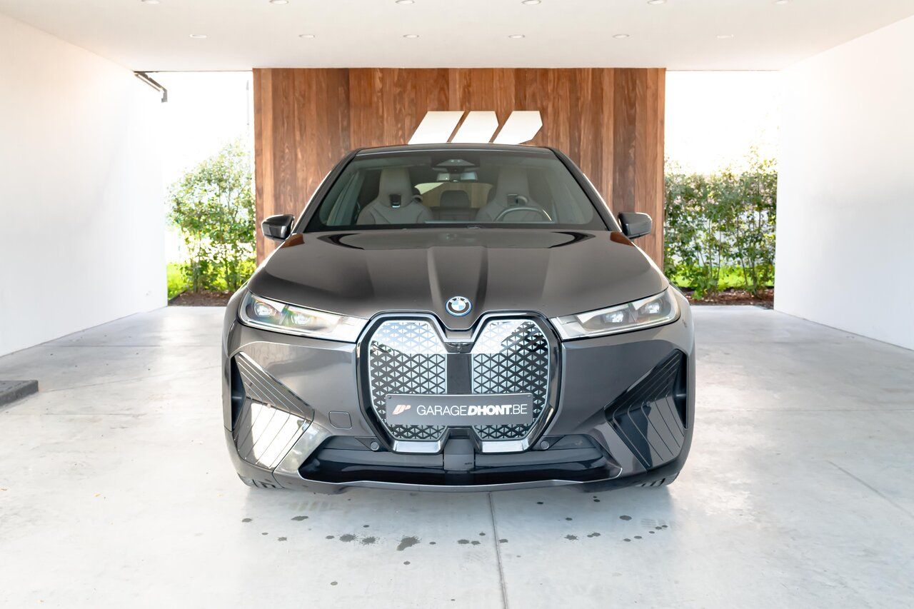 BMW iX xDrive 40e, M pack, parking+, zetel-en stuurw imagem 3