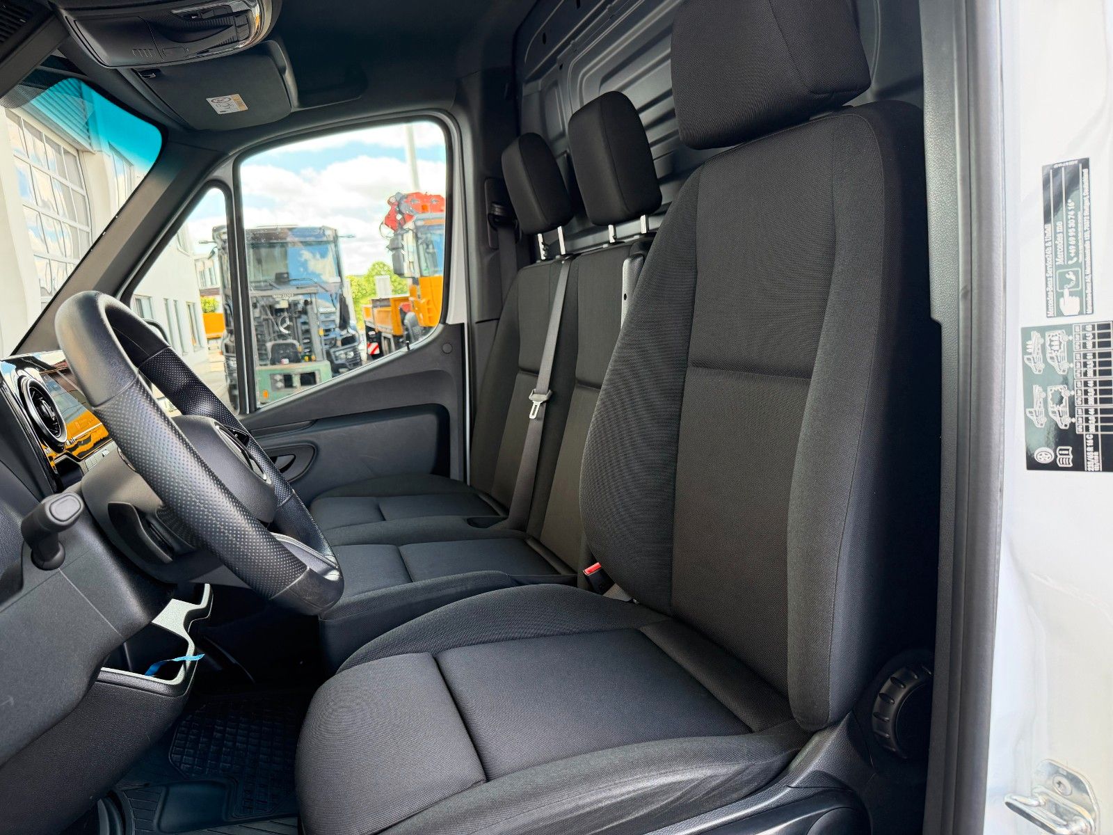 Fahrzeugabbildung Mercedes-Benz Sprinter 317 CDI 9G 3665 LED SHZ Klima Schwing