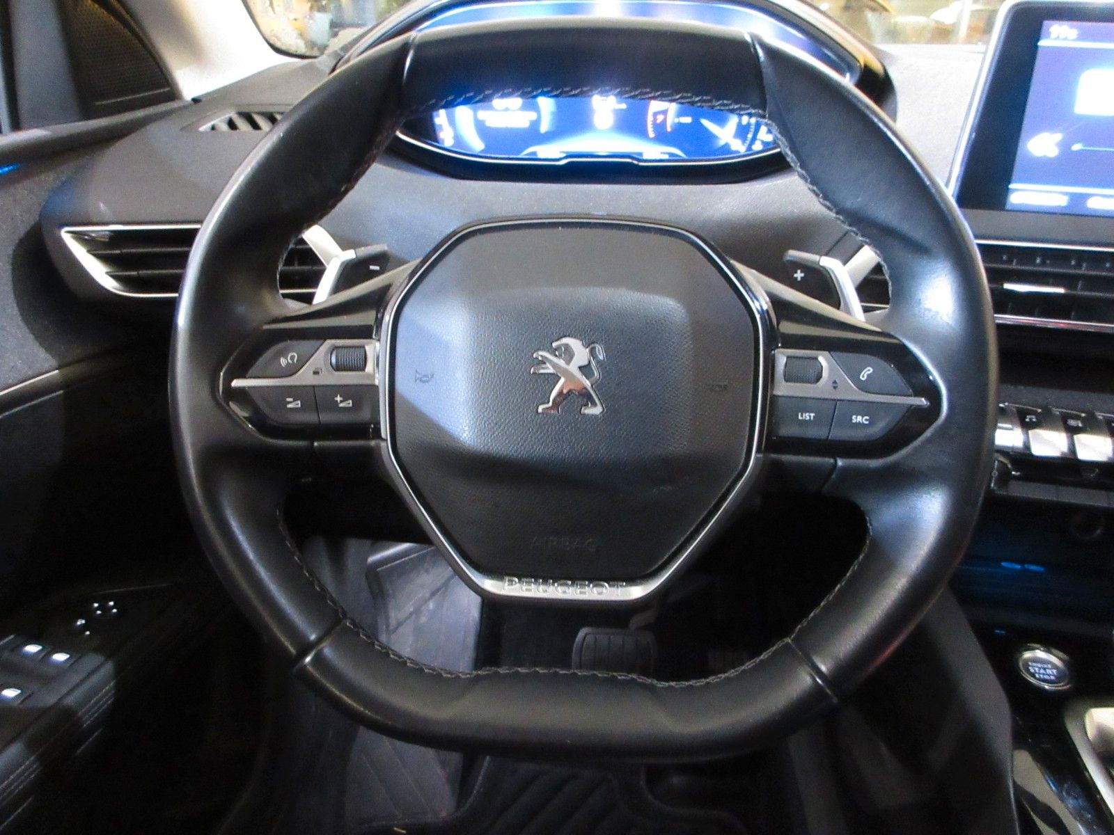 Fahrzeugabbildung Peugeot 3008 Allure 1.2T LED/NAVI/PDC/R´CAM/KEYLESS