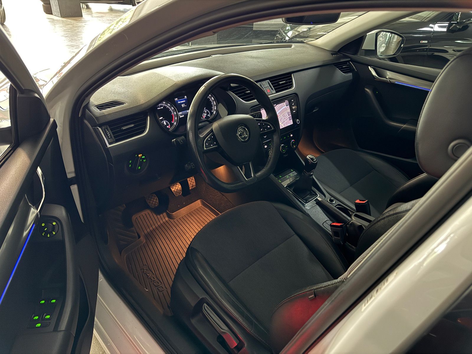 Fahrzeugabbildung SKODA Octavia STYLE 4X4 PANO NEUER MOTOR / MEGA VOLL
