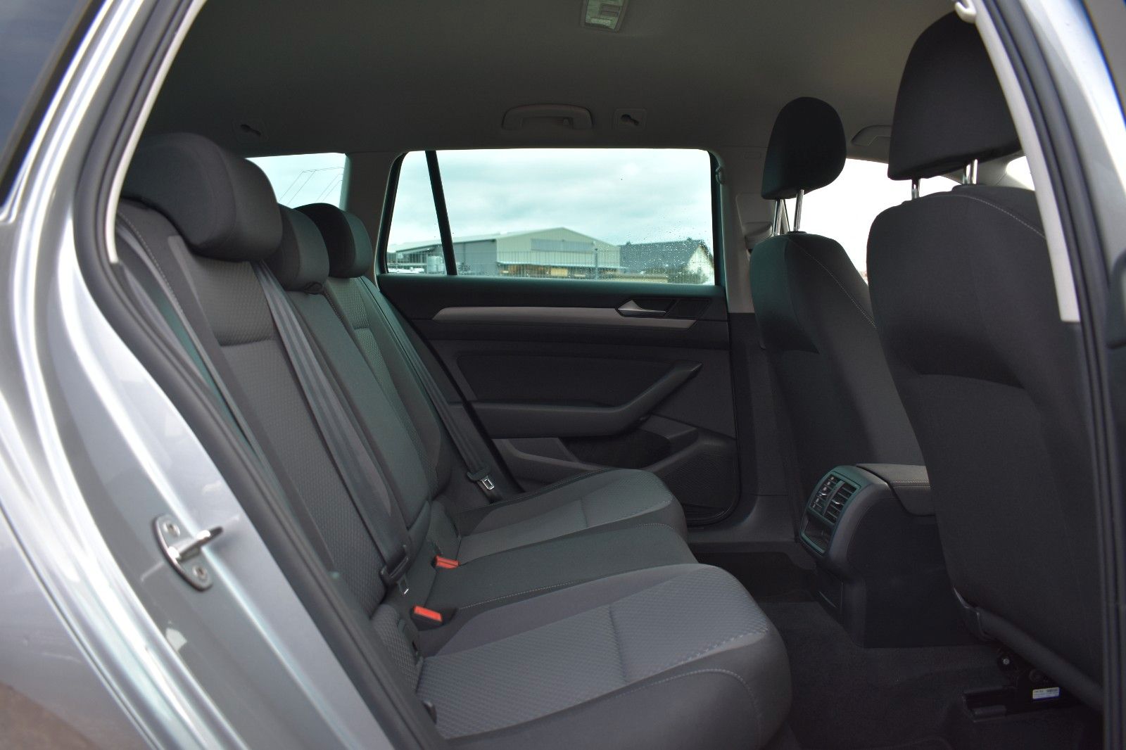 Fahrzeugabbildung Volkswagen Passat Variant Conceptline DSG AHK LED