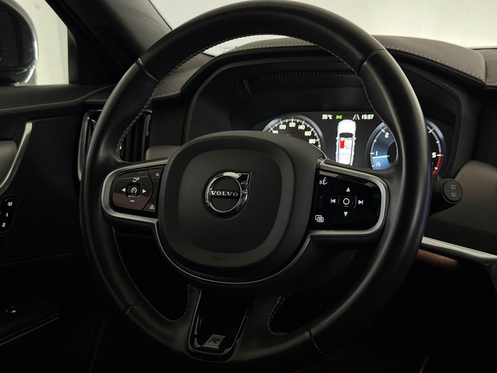 Fahrzeugabbildung Volvo V90 Kombi R Design D5 AWD/MEMORY/AHK/LED/KAM